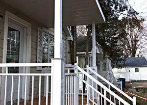 Entrée - rampe, colonnes et auvent