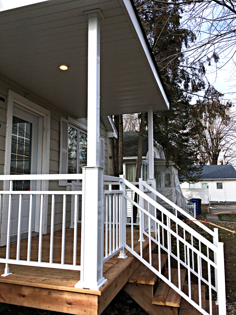 Entry - railing, columns and awning - Rampes aluminium Mirabel